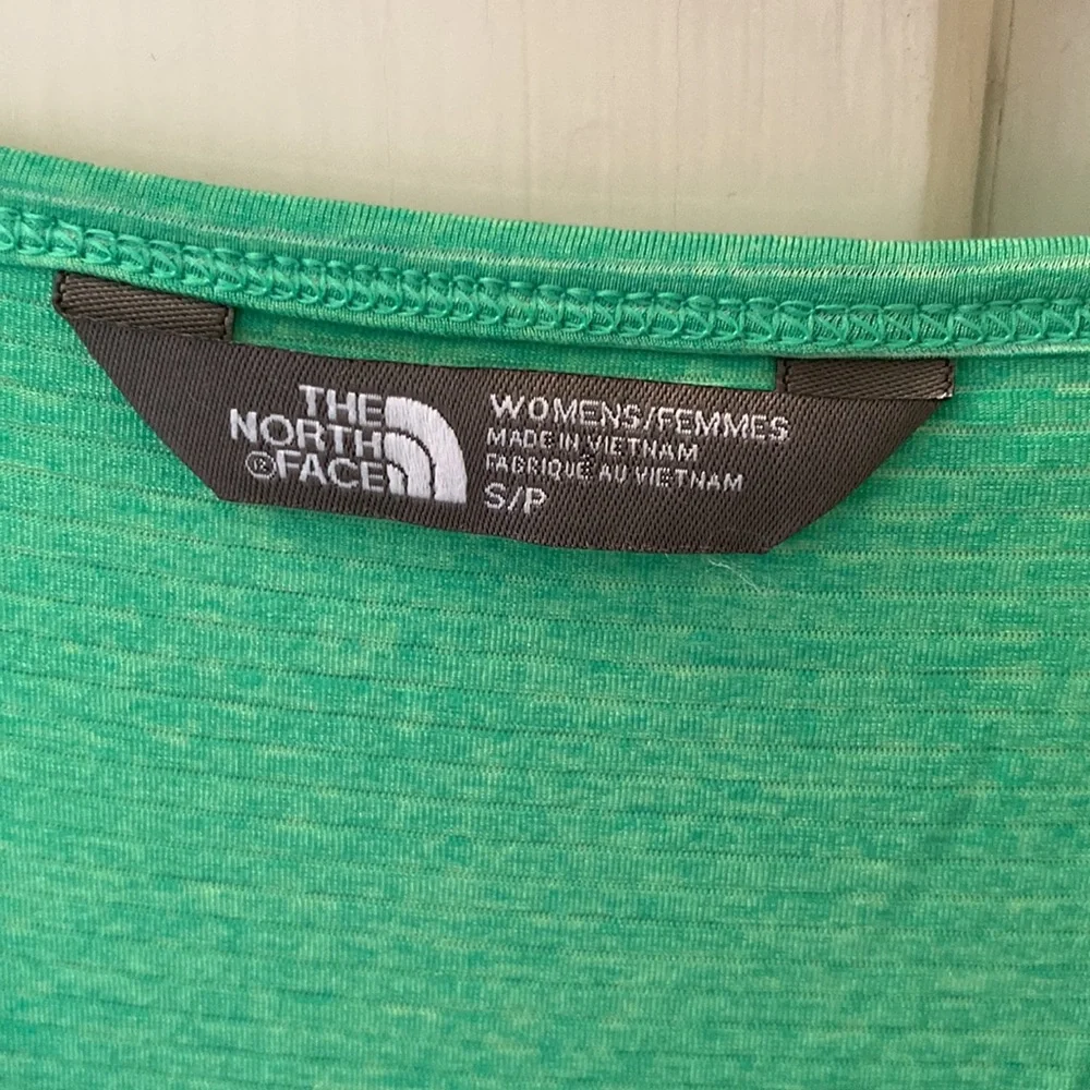 Green T-Shirt North Face Cap Sleeve V Neck Hiking Running Athletic Tee Small - Picture 2 of 5